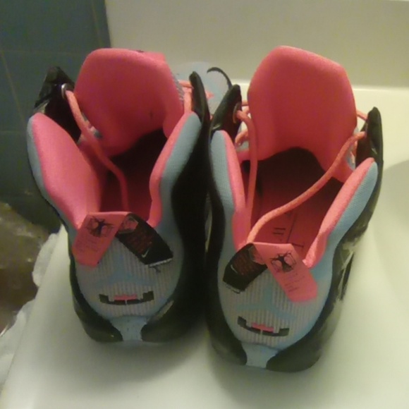 Shoes - Picture 3 of 8